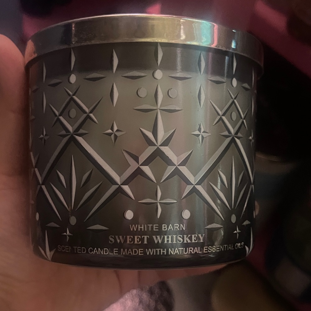 White Barn Sweet Whiskey Candle